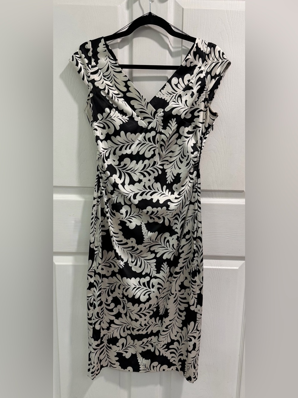 Maggy London Black & Ivory Damask Print Satin Sheath Dress. Size 8.